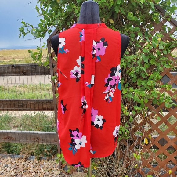 41 Hawthorn Breyson Pleat Detail Women's Blouse | Tropical Floral Red | Medium - Picture 14 of 15